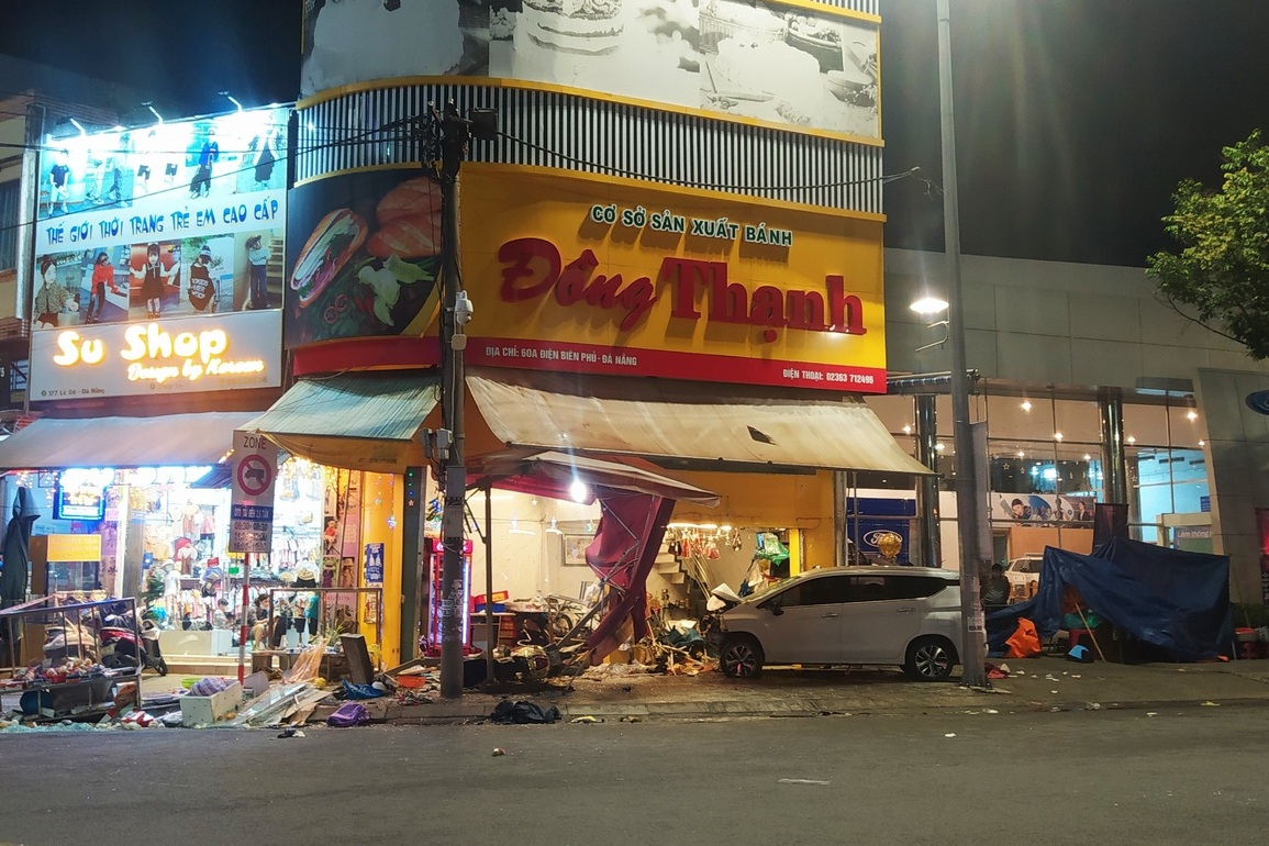Xế hộp bất ngờ lao thẳng vào tiệm bánh mì, 3 người bị thương - 1 Xế hộp bất ngờ lao thẳng vào tiệm bánh mì, 3 người bị thương - 1