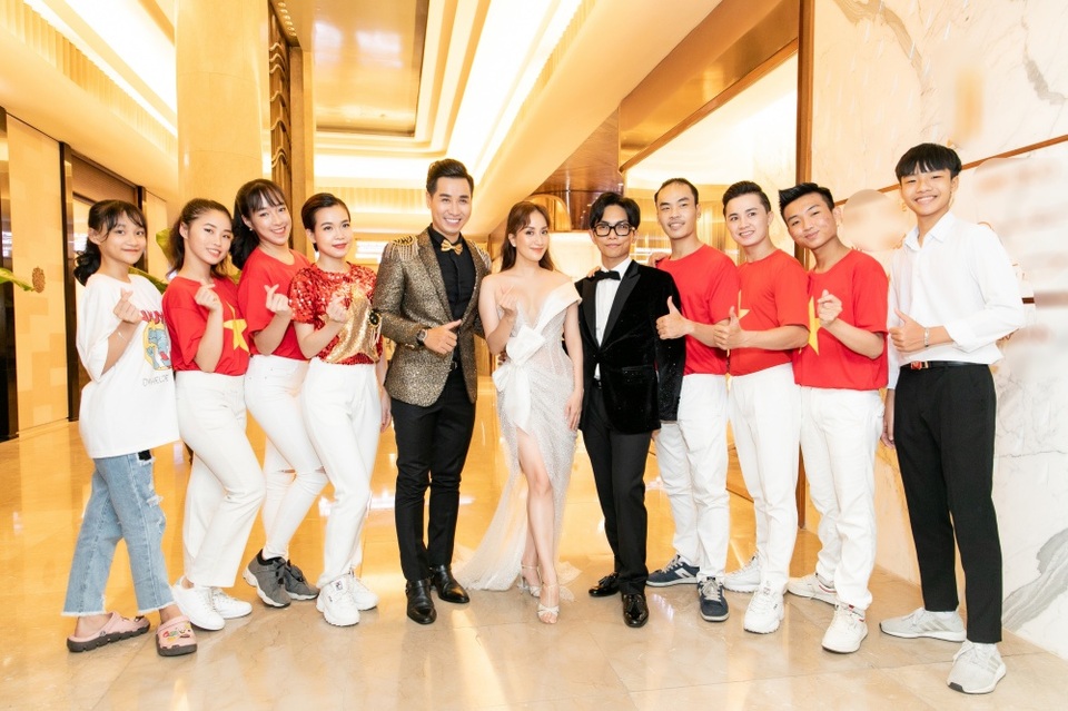 Vợ chồng Khánh Thi ngồi xe tiền tỷ, hôn đắm đuối khi đến trao Quả Bóng Vàng - 15 Vợ chồng Khánh Thi ngồi xe tiền tỷ, hôn đắm đuối khi đến trao Quả Bóng Vàng - 15