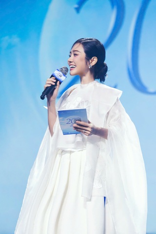 Nữ MC song ngữ có vóc dáng như người mẫu nổi bật trên sàn thời trang - 1