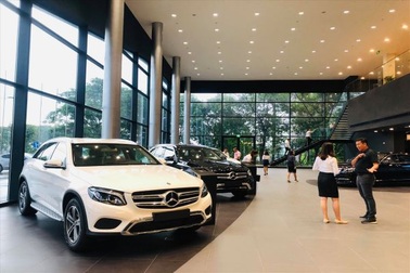 Người mua 'đắp chiếu' ô tô, chờ giảm 50% lệ phí trước bạ