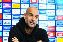 HLV Pep Guardiola gây sốc khi dự đoán Chelsea vô địch Premier League