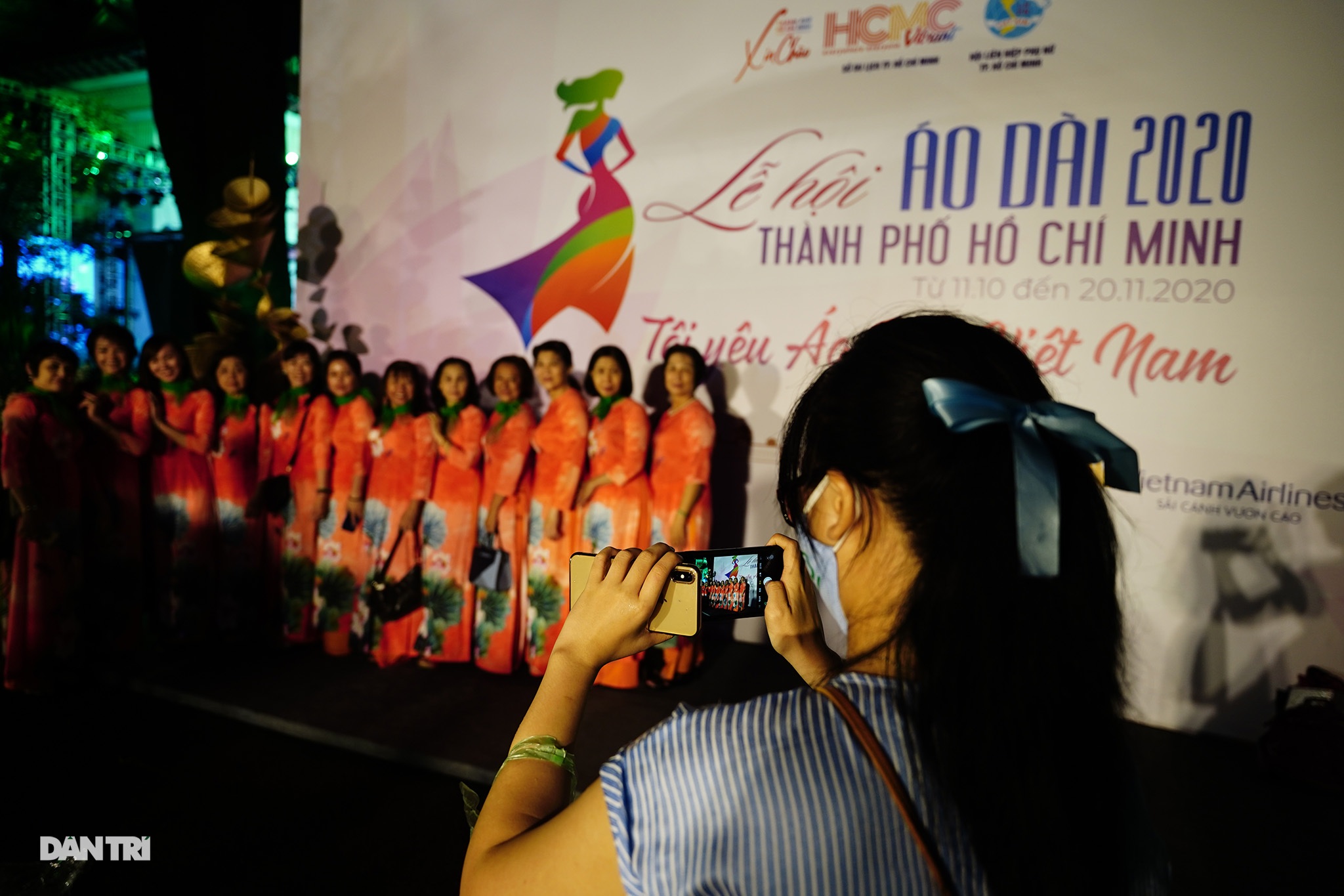 Khác lạ hình ảnh phố đi bộ, chợ Bến Thành, Thủ Thiêm… trên tà áo dài - 2