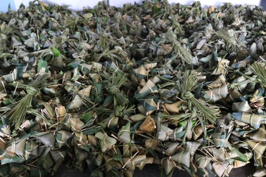 Người dân bỏ việc nhà, tất bật gói bánh "hình chóp nón" dịp Tết Đoan Ngọ