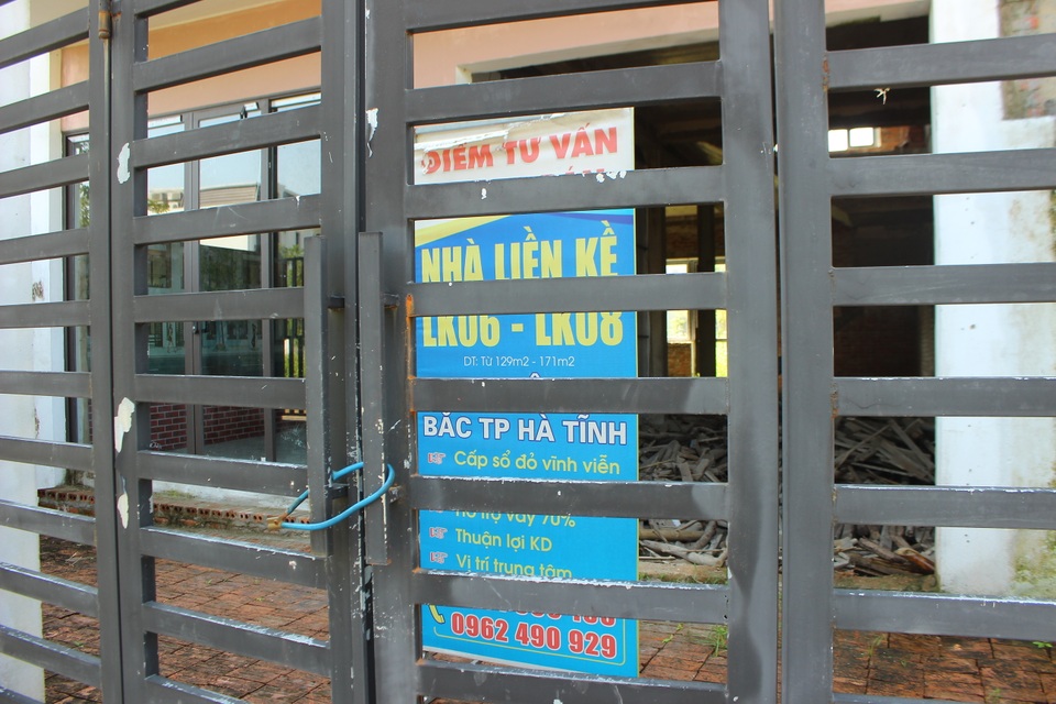 Hà Tĩnh: Hàng chục căn biệt thự hạng sang bỏ hoang giữa lòng thành phố - 11 Hà Tĩnh: Hàng chục căn biệt thự hạng sang bỏ hoang giữa lòng thành phố - 11