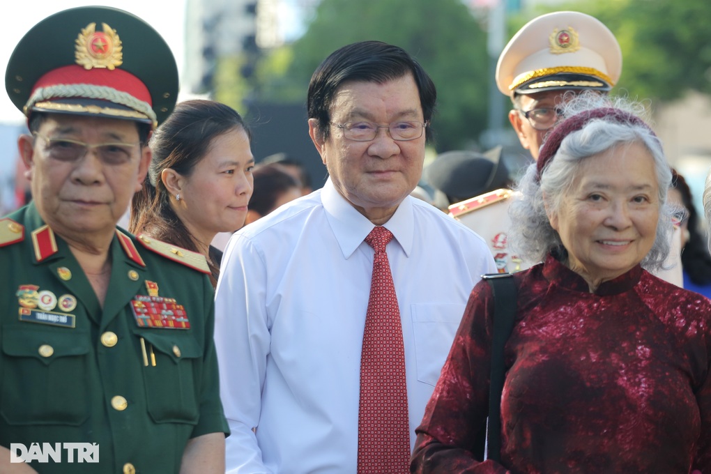 Đoàn đại biểu TPHCM dâng hoa tượng đài Chủ tịch Hồ Chí Minh - 1 Đoàn đại biểu TPHCM dâng hoa tượng đài Chủ tịch Hồ Chí Minh - 1