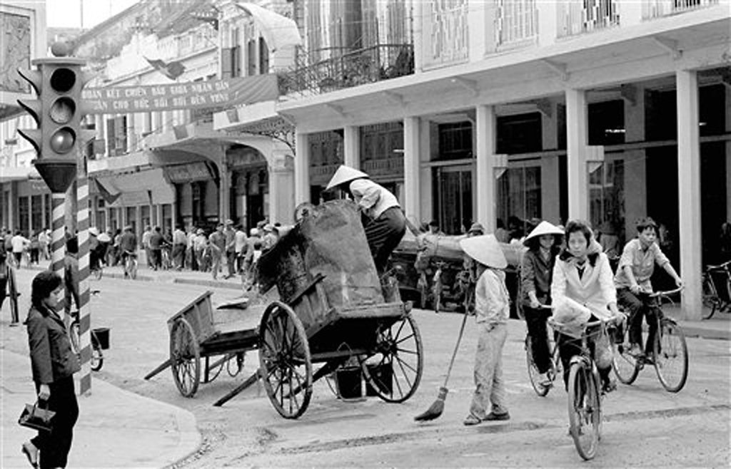 Hồ Gươm đối lập sau nửa thế kỷ qua ảnh tư liệu của phóng viên AP - 3 Hồ Gươm đối lập sau nửa thế kỷ qua ảnh tư liệu của phóng viên AP - 3