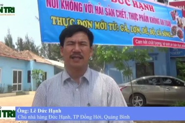 Du khách thưởng thức các món ăn hải sản tại các nhà hàng ở TP Đồng Hới