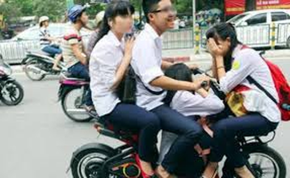 Đôi lời về việc đội mũ bảo hiểm của học sinh - 2 Đôi lời về việc đội mũ bảo hiểm của học sinh - 2