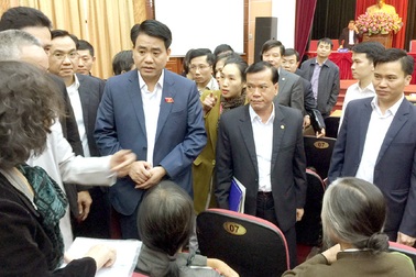 Cử tri “quây” tân Chủ tịch Hà Nội bày tỏ bức xúc