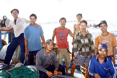 Cùng ngư dân trẻ đánh cá giữa Trường Sa