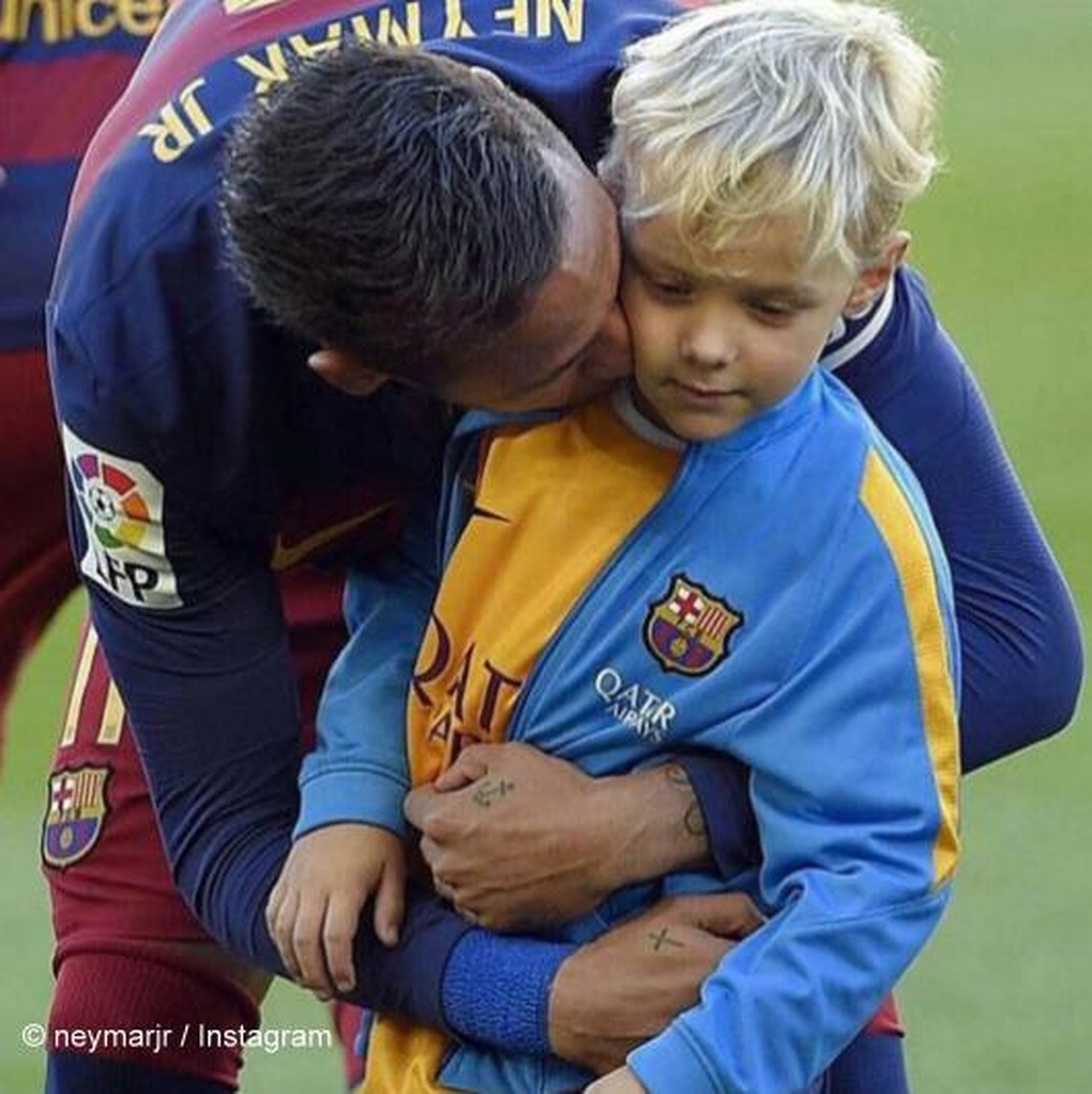 Không chỉ đá bóng hay và giàu có, Neymar còn là quý ông cư xử đẹp khi yêu - 6 Không chỉ đá bóng hay và giàu có, Neymar còn là quý ông cư xử đẹp khi yêu - 6