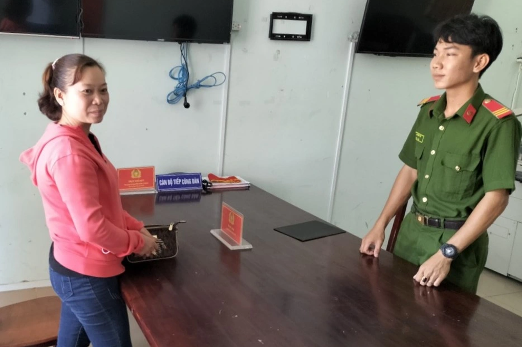 Chiến sĩ công an trả lại nhẫn kim cương cho cô gái đánh rơi - 1 Chiến sĩ công an trả lại nhẫn kim cương cho cô gái đánh rơi - 1