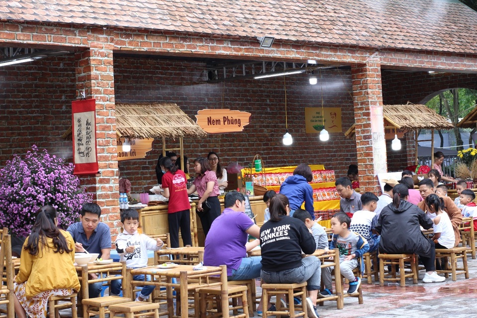Cuối tuần, người dân đổ về phố đi bộ trải nghiệm tour ẩm thực Hà Nội - 2 Cuối tuần, người dân đổ về phố đi bộ trải nghiệm tour ẩm thực Hà Nội - 2