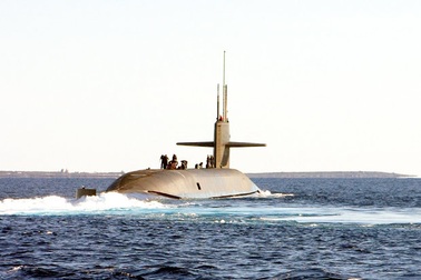 Tàu ngầm Nga bất ngờ tăng cường áp sát bờ biển Anh