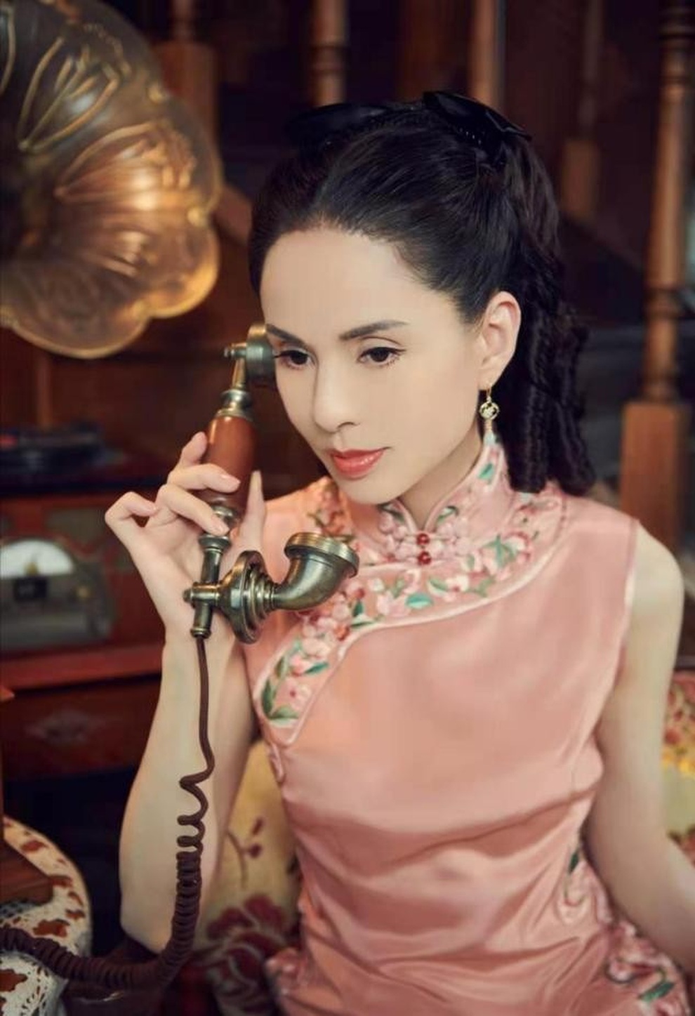 Cô Cô Lý Nhược Đồng mặc xường xám, khoe cánh tay cơ bắp - 7 Cô Cô Lý Nhược Đồng mặc xường xám, khoe cánh tay cơ bắp - 7