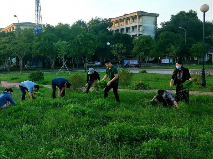 Sinh viên nhà trường tích cực tham gia dọn dẹp vệ sinh