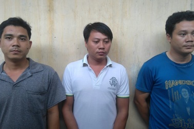 Xin vượt đèn đỏ không được, kéo người thân đến đánh người