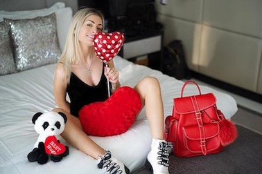 Chiêm ngưỡng vẻ đẹp bốc lửa của bạn gái cầu thủ MU