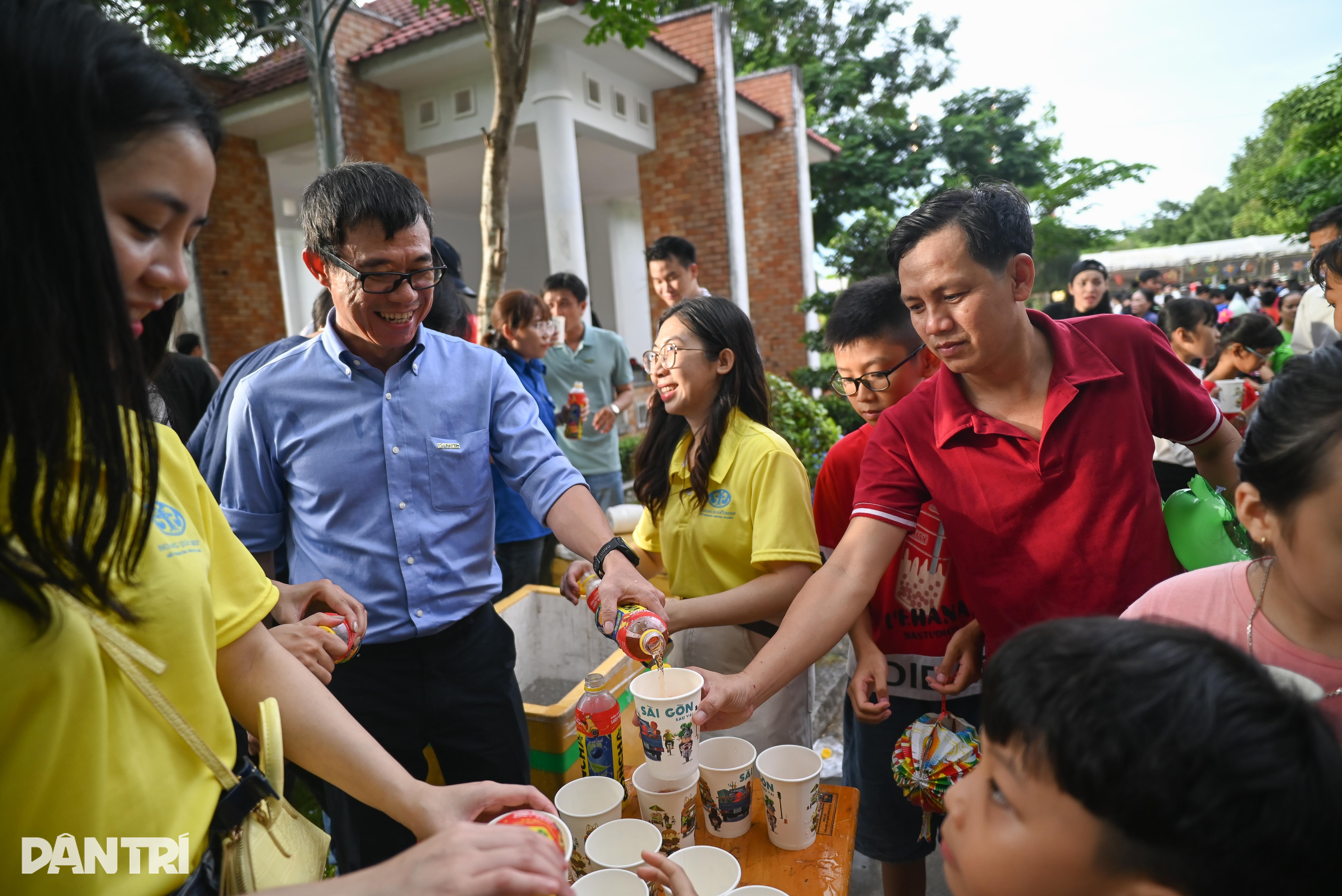 View - Báo Dân trí mang niềm vui Trung thu đến hàng nghìn em nhỏ tại Tây Ninh | Báo Dân trí