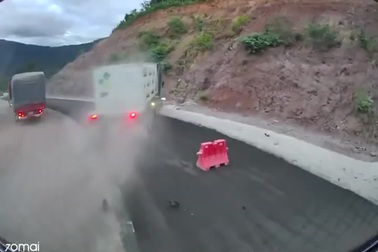 Xe đầu kéo nghi mất phanh, lao thẳng vào vách núi khi đổ đèo