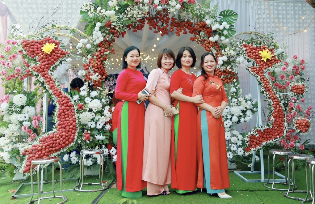 Đám cưới ở Bắc Giang dùng 100kg vải thiều trang trí - 1 Đám cưới ở Bắc Giang dùng 100kg vải thiều trang trí - 1