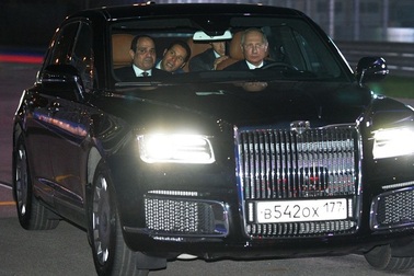Tổng thống Putin lái siêu xe chở Tổng thống Ai Cập thăm đường đua Công thức 1