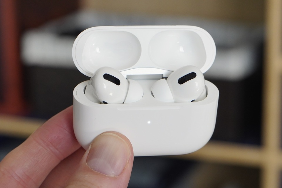 Đọ Galaxy Buds Live với AirPods Pro: Thiết kế lạ, dung lượng pin lâu hơn - 2 Đọ Galaxy Buds Live với AirPods Pro: Thiết kế lạ, dung lượng pin lâu hơn - 2