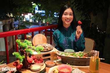 Quán ở Hà Nội mang cả cây vải lên bàn ăn, khách rần rần check-in