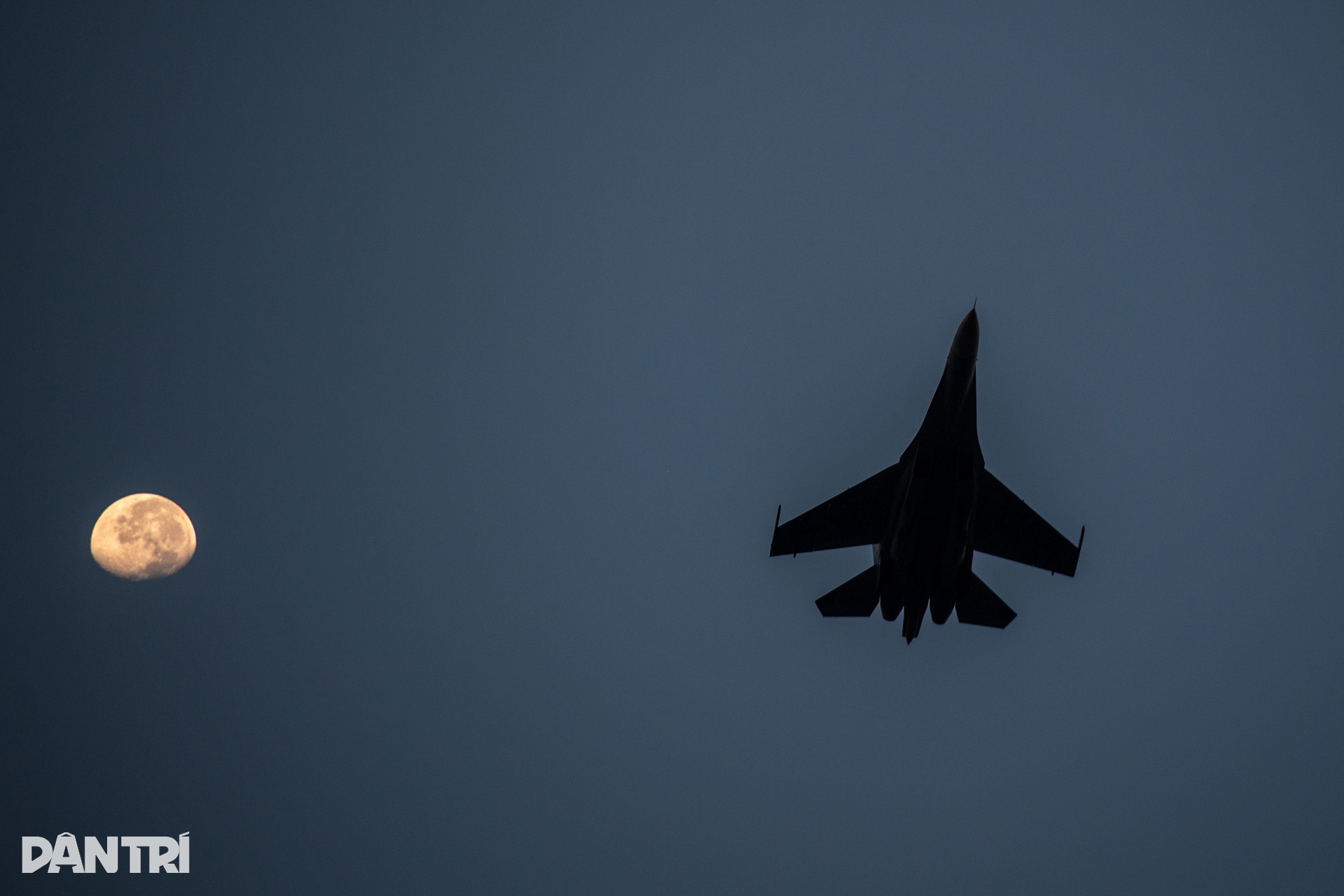 Khoảnh khắc SU-30MK2 xé gió, khí tụ kín lưng cánh như khoác mây trắng - 3 Khoảnh khắc SU-30MK2 xé gió, khí tụ kín lưng cánh như khoác mây trắng - 3