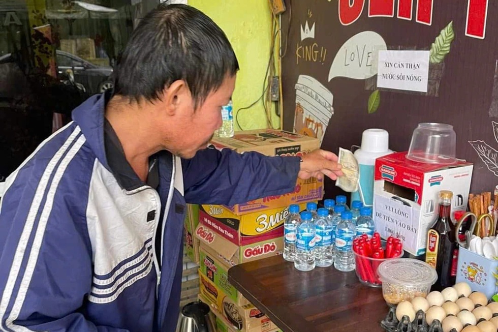 Tiệm mì gói chỉ 1.000 đồng, có thêm trứng và xúc xích - 4