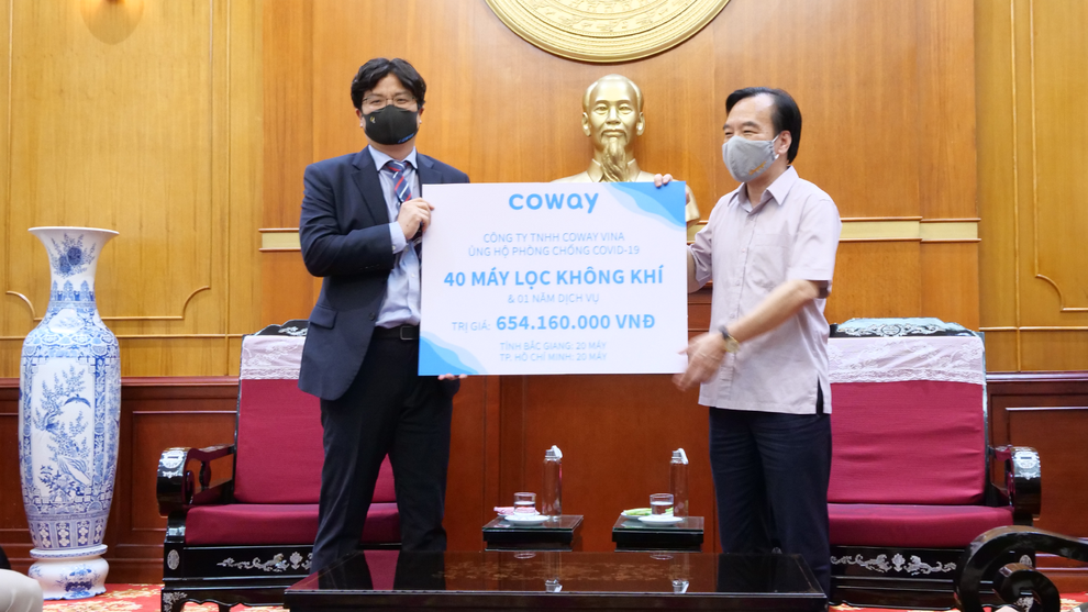 Coway Vina trao tặng 40 máy lọc không khí hỗ trợ tuyến đầu chống dịch - 2 Coway Vina trao tặng 40 máy lọc không khí hỗ trợ tuyến đầu chống dịch - 2