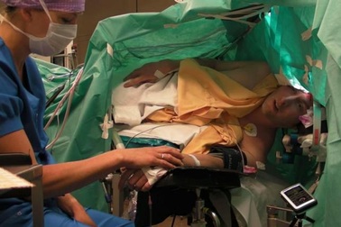 Bệnh nhân đang mổ não vẫn hát opera