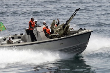 Iran tung video “chạm trán” tàu chiến Mỹ tại vịnh Ba Tư