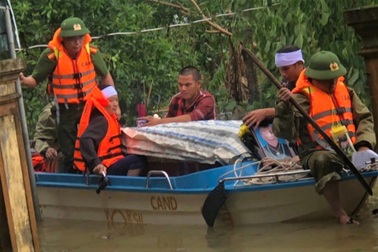 Công an dùng xuồng máy vượt lũ đưa thi thể cụ bà đi hỏa táng