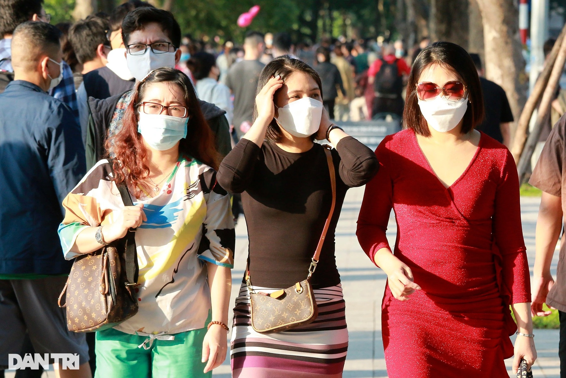 Hồ Gươm đông nghịt người vui chơi, tản bộ trong chiều thu nắng đẹp - 4 Hồ Gươm đông nghịt người vui chơi, tản bộ trong chiều thu nắng đẹp - 4