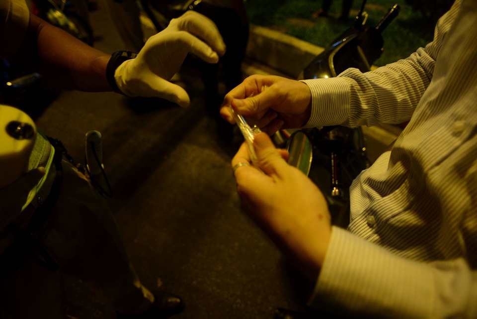 CSGT đo nồng độ cồn ra sao trong mùa dịch Covid-19? - 10