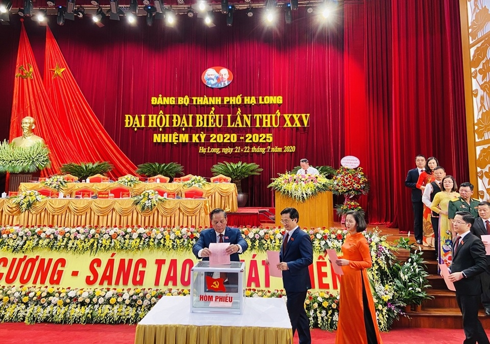 Bí thư Thành ủy Hạ Long được bầu trực tiếp tại Đại hội Đảng bộ thành phố - 1 Bí thư Thành ủy Hạ Long được bầu trực tiếp tại Đại hội Đảng bộ thành phố - 1