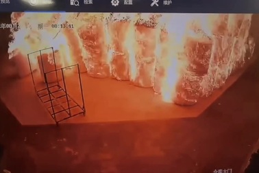 Thanh niên nghịch dại khiến cả kho hàng chìm trong biển lửa