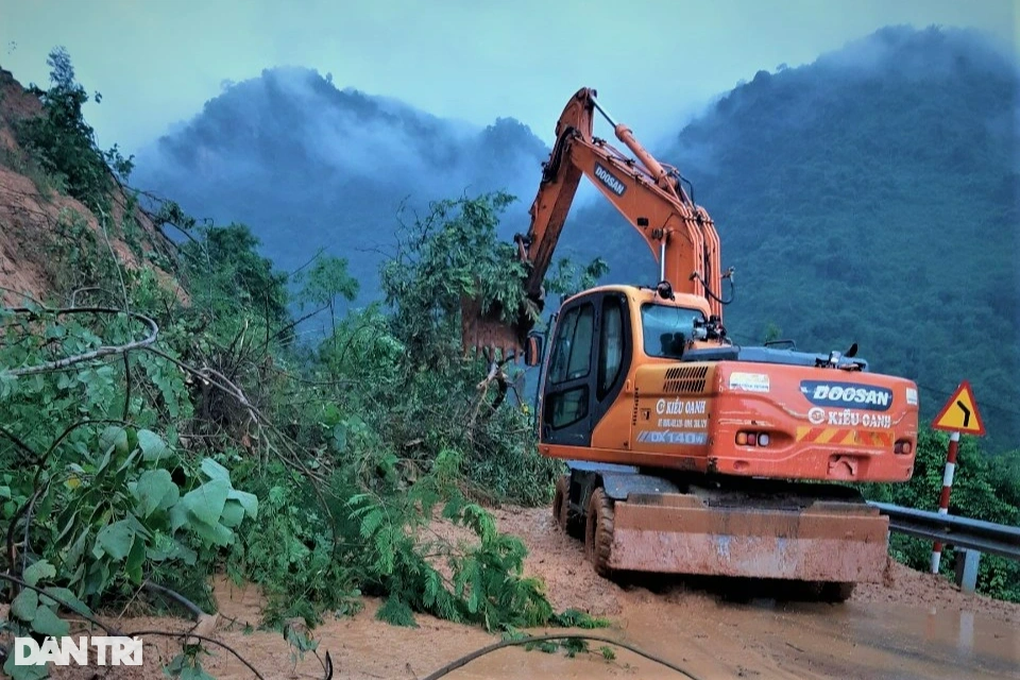 Lớp bùn dày cả mét vùi ô tô, lấp kín nhà cửa - 7 Lớp bùn dày cả mét vùi ô tô, lấp kín nhà cửa - 7