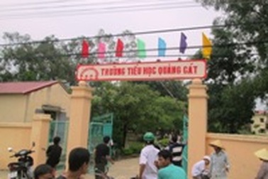 Trường tự ý may đồng phục, ép học sinh mua