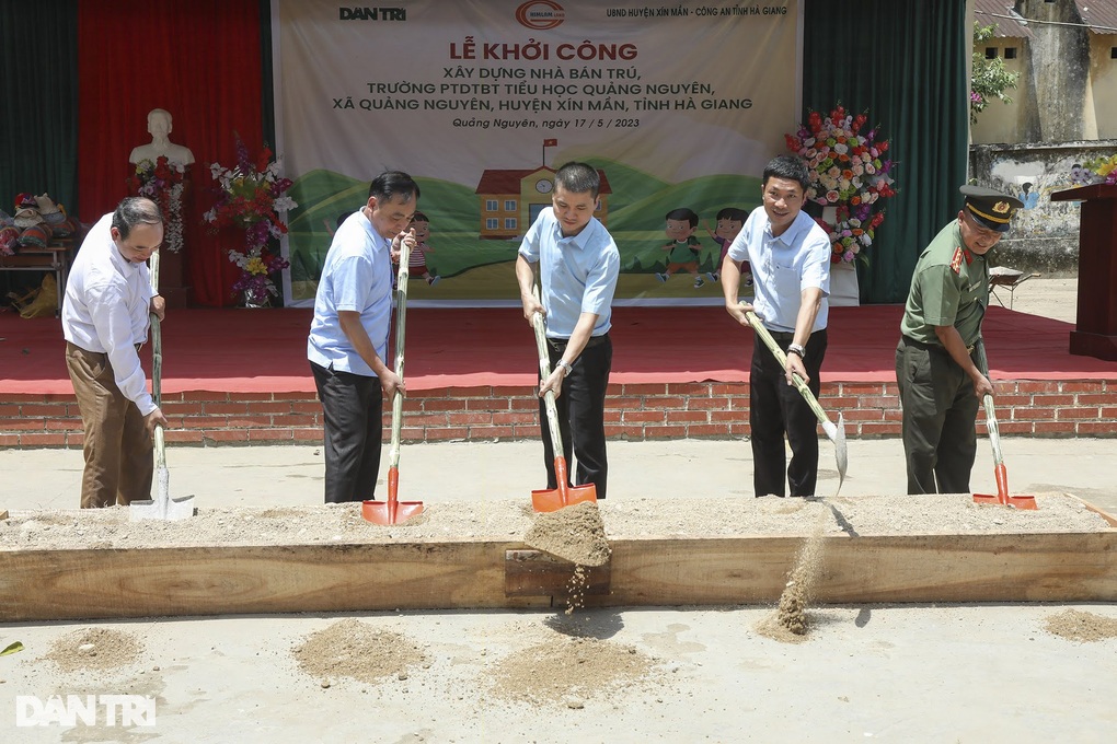 Khởi công nhà bán trú tại nơi học sinh ở nhà tôn nóng như lò bánh mì - 9 Khởi công nhà bán trú tại nơi học sinh ở nhà tôn nóng như lò bánh mì - 9