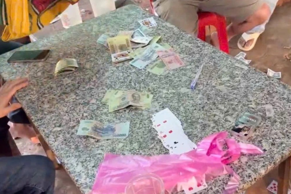 Bắt khẩn cấp 5 người đánh bạc trong quán cà phê ở Đồng Nai - 1 Bắt khẩn cấp 5 người đánh bạc trong quán cà phê ở Đồng Nai - 1