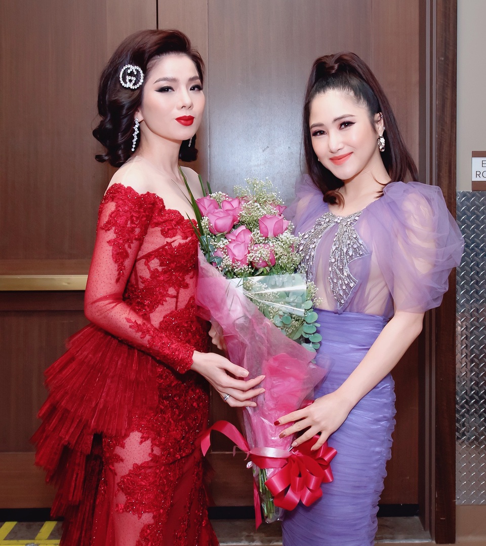 Hương Tràm mua hoa tặng Lệ Quyên - 1 Hương Tràm mua hoa tặng Lệ Quyên - 1