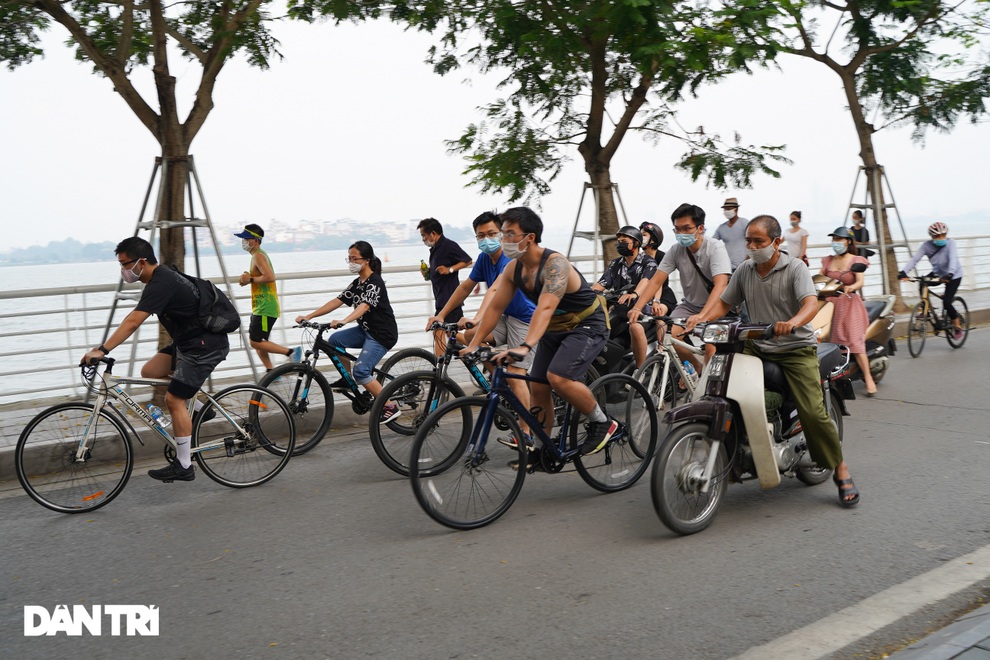 Hồ Gươm bị cấm, dân Hà Nội đổ ra chật kín đường ven hồ Tây đạp xe, chạy bộ - 2 Hồ Gươm bị cấm, dân Hà Nội đổ ra chật kín đường ven hồ Tây đạp xe, chạy bộ - 2