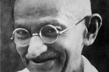 Chiếc kính biểu tượng Ấn Độ của Mahatma Gandhi được bán hơn 7,7 tỷ đồng