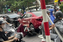 Hà Nội: Va chạm giữa 2 ô tô và một xe máy trên đường Hoàng Quốc Việt