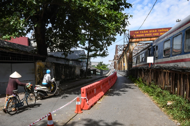 Cầu Long Biên dựng rào chắn lối lên, xe ôtô và ba gác buộc phải "đầu hàng"