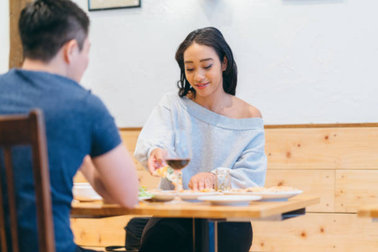 Bị mẹ bạn trai khinh lương tháng có 8 triệu, cô gái đối đáp rất "đáng tiền"