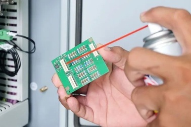 Xương bị tổn thương sau khi tiếp xúc với chất làm sạch máy tính