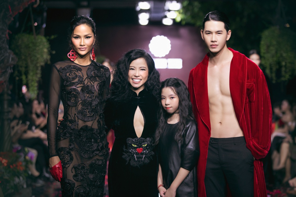 HHen Niê, Minh Kha làm vedette bộ sưu tập của Hà Linh Thư - 1 HHen Niê, Minh Kha làm vedette bộ sưu tập của Hà Linh Thư - 1